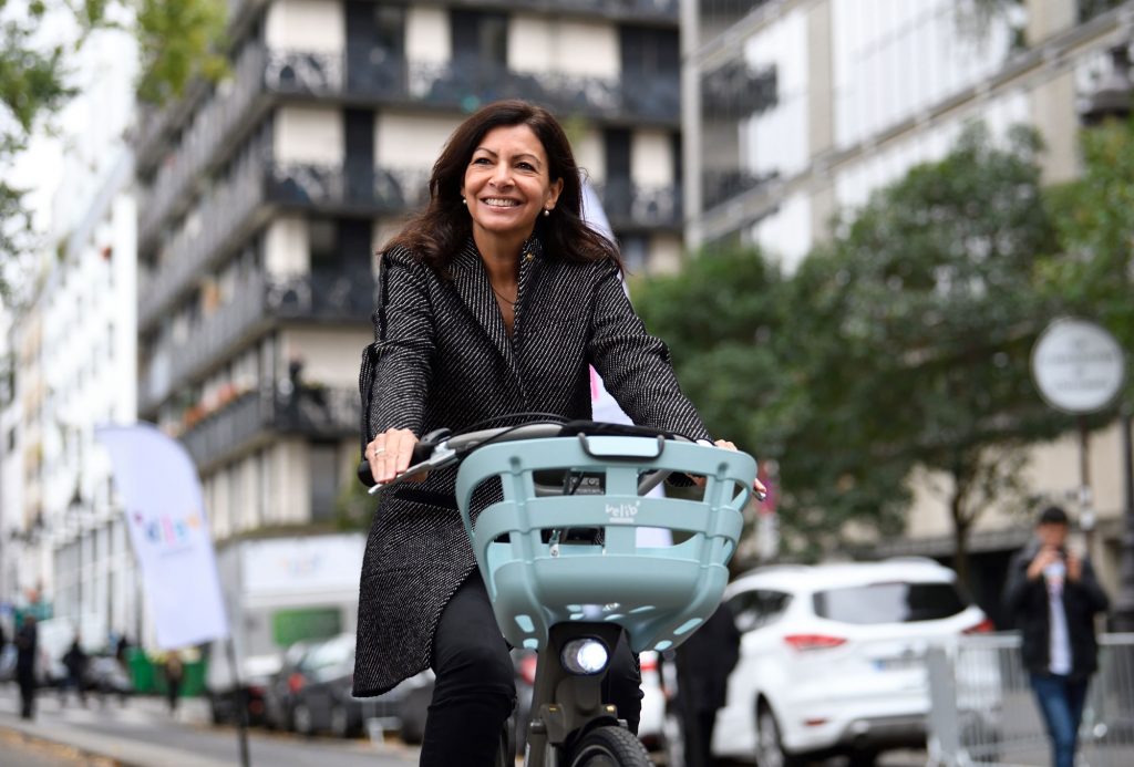 Paris'te bisikletle seyahat belediye başkanı Anne Hidalgo
