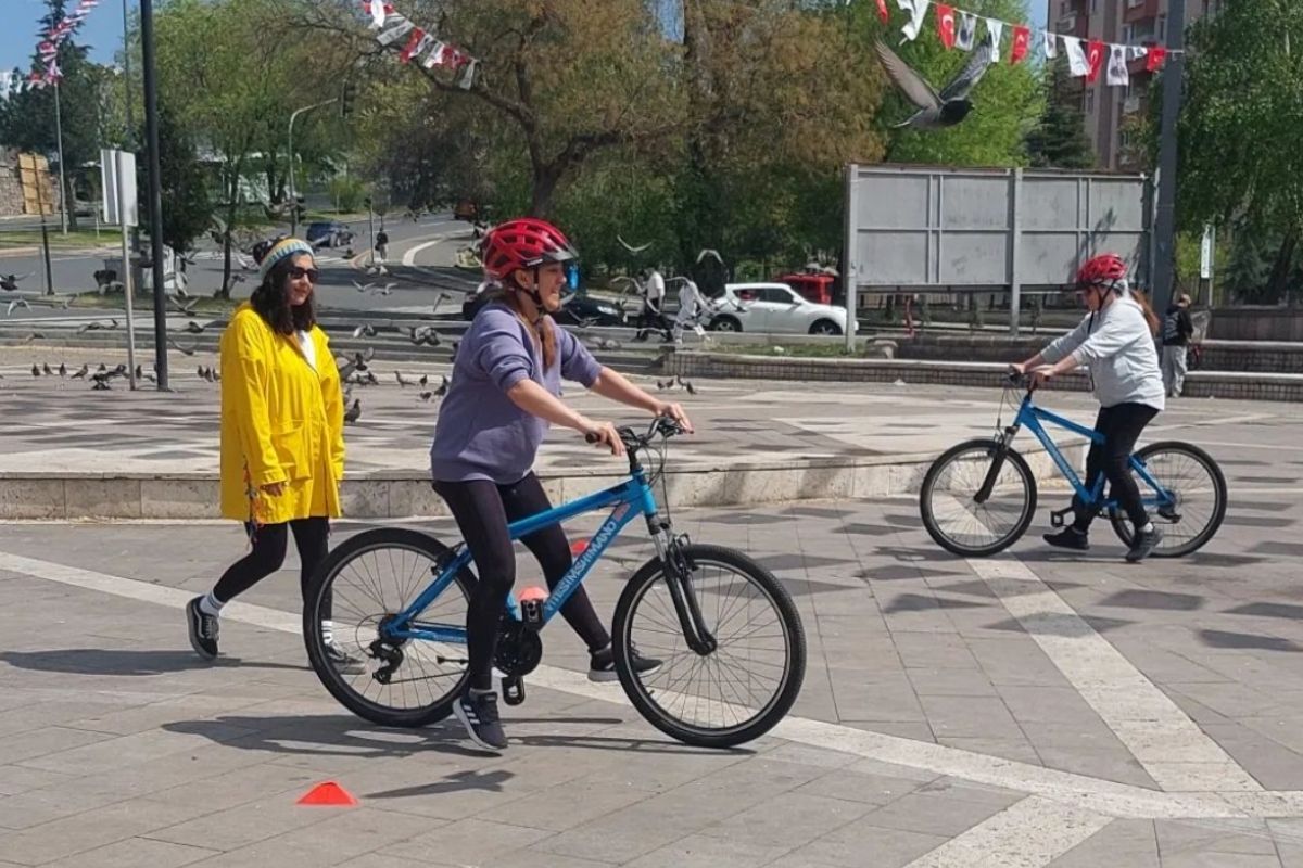pedallayan-kadinlar-ankara